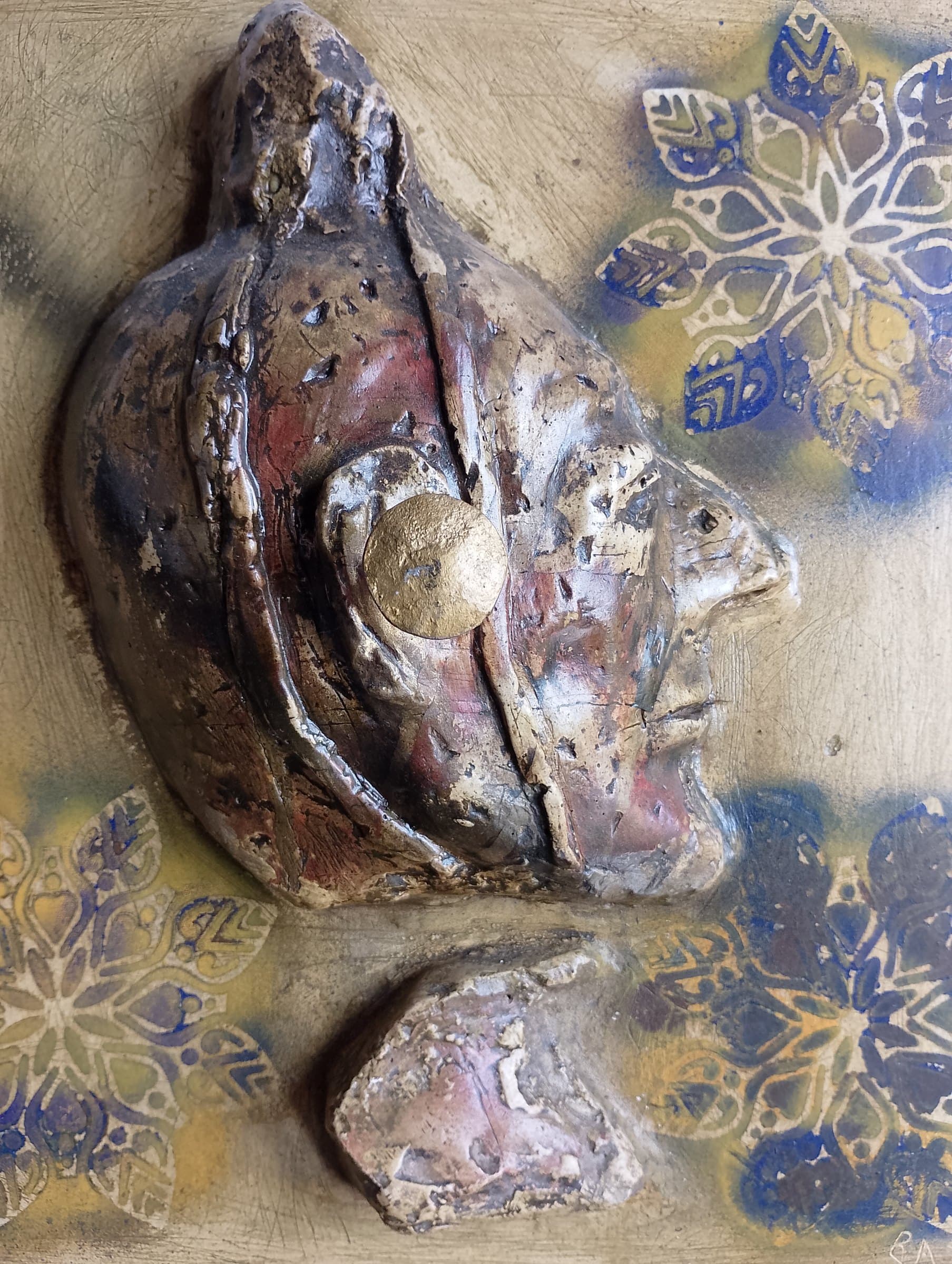 Reperto, Gesso trattato co pigmenti chiodo di ferro foglie in rame dorato, cm42x42x15, di Basil