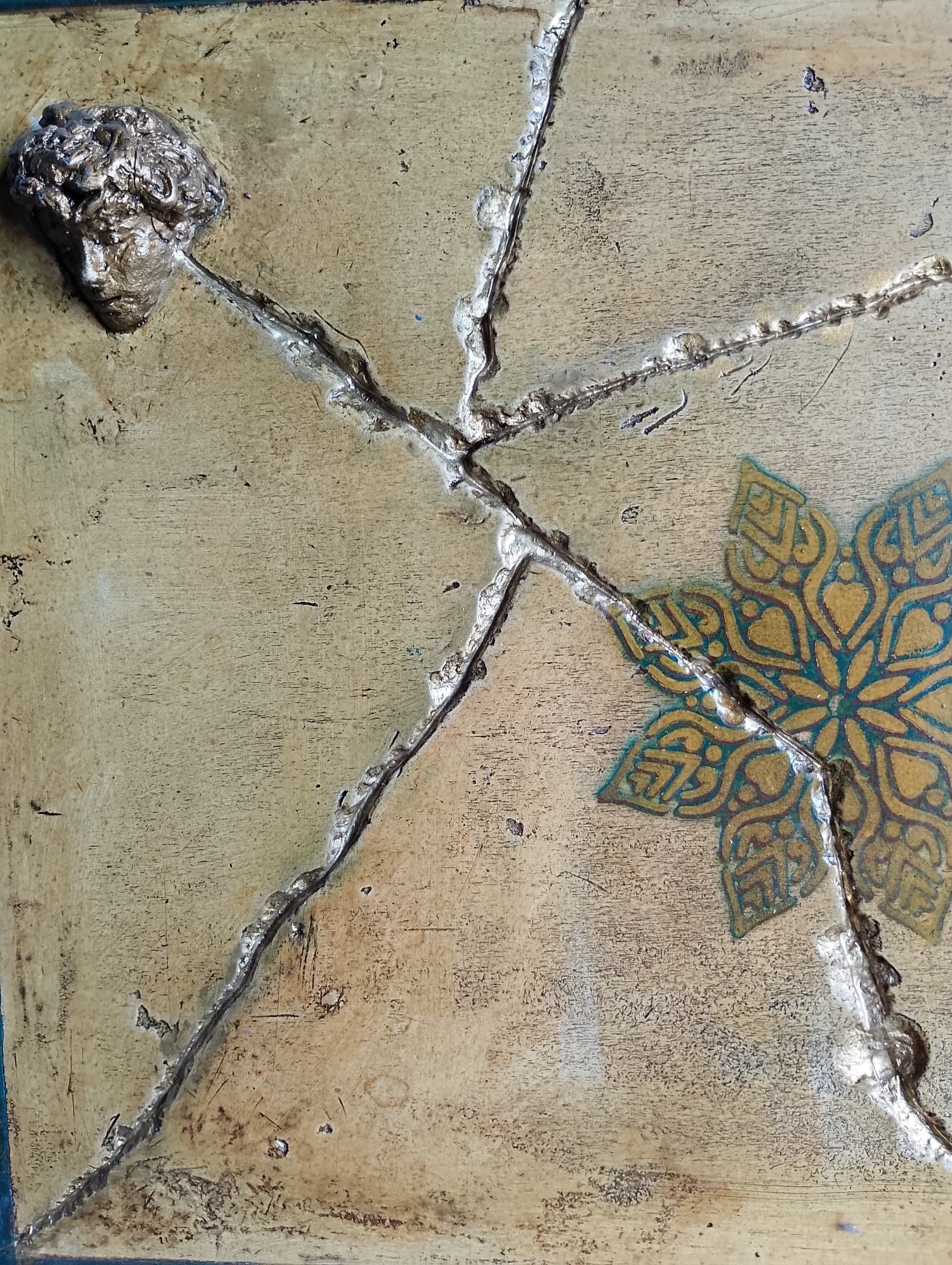 Lapide, Gesso trattato con pigmenti  dipinto più testa in vetro resina, cm42x42 x4, di Basil
