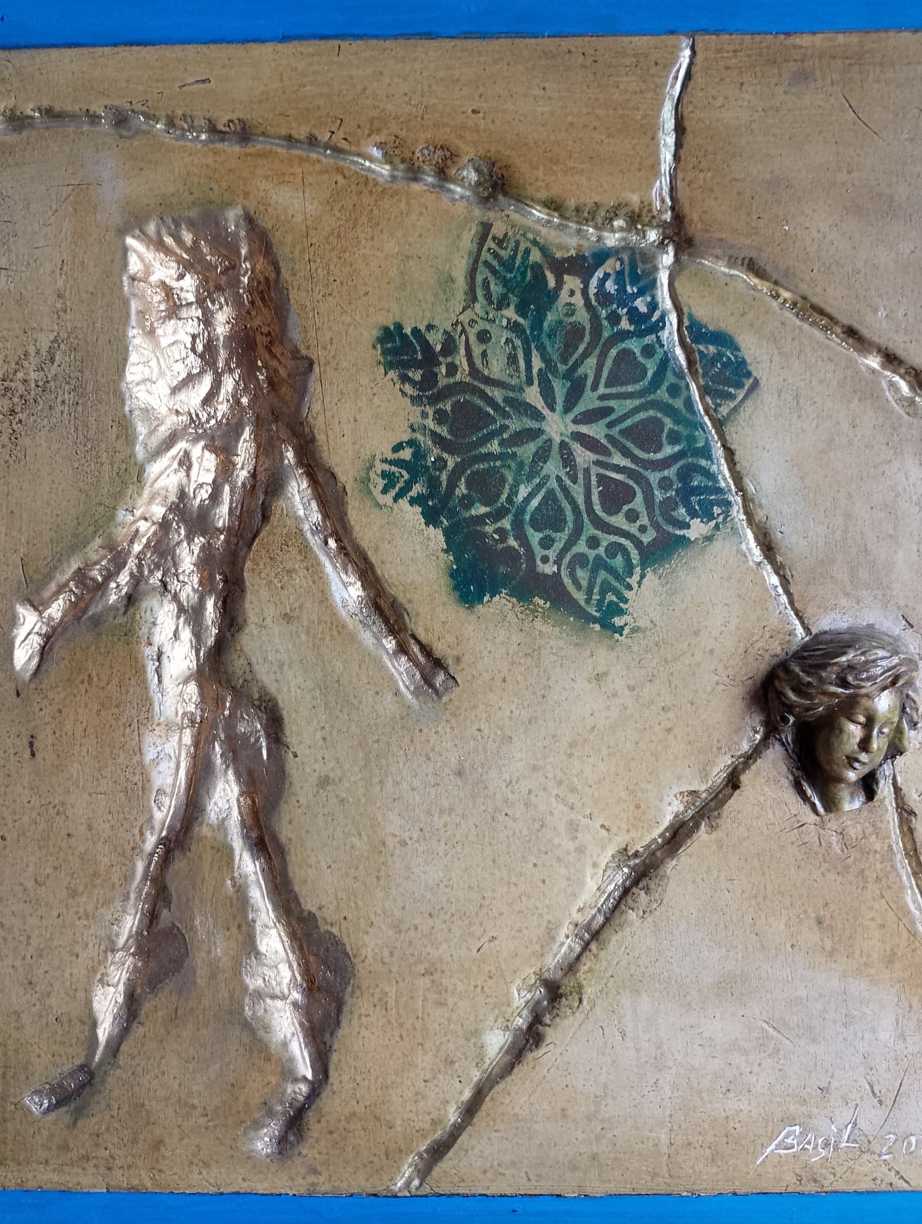 Lapide, Gesso trattato  con pigmenti tipo più efigi in ceramica, cm42x42 x3, di Basil