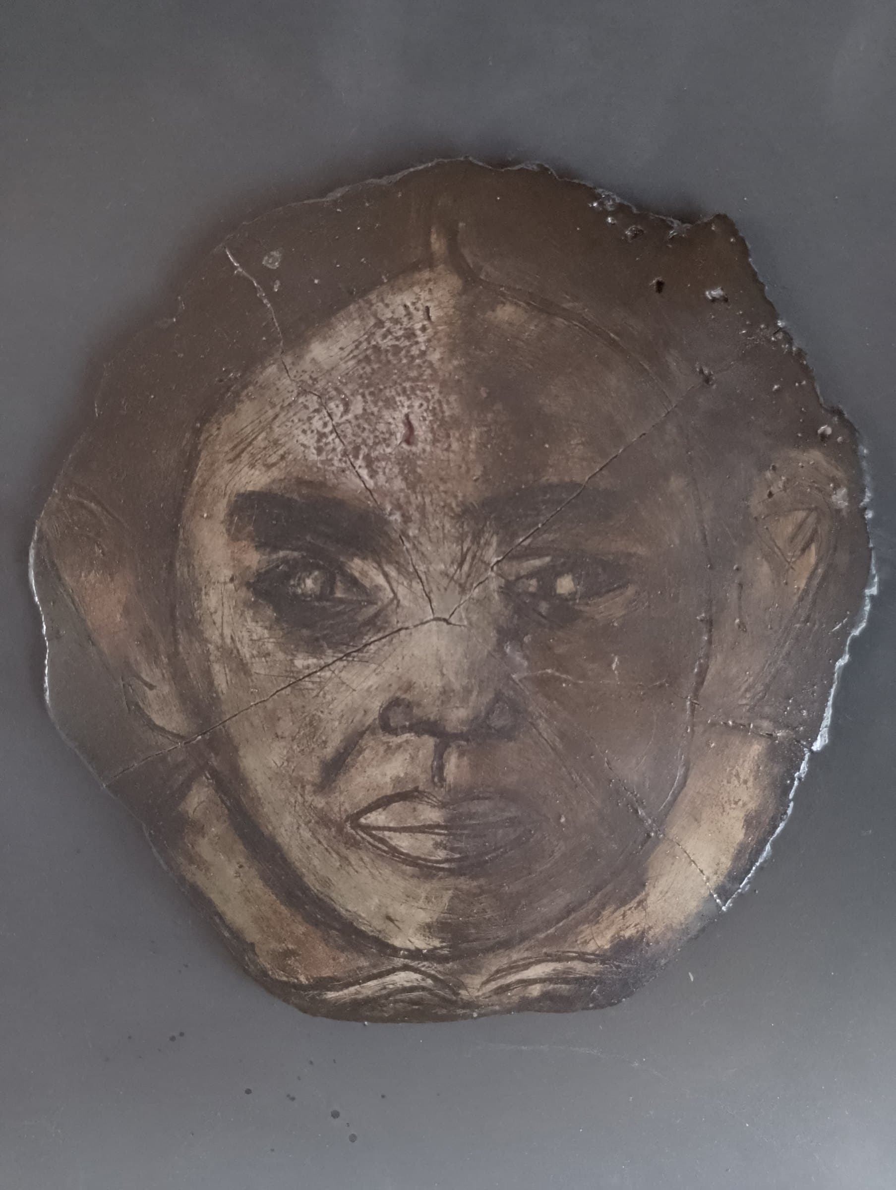 Venere nera — Legno cemento pigmenti by Basil