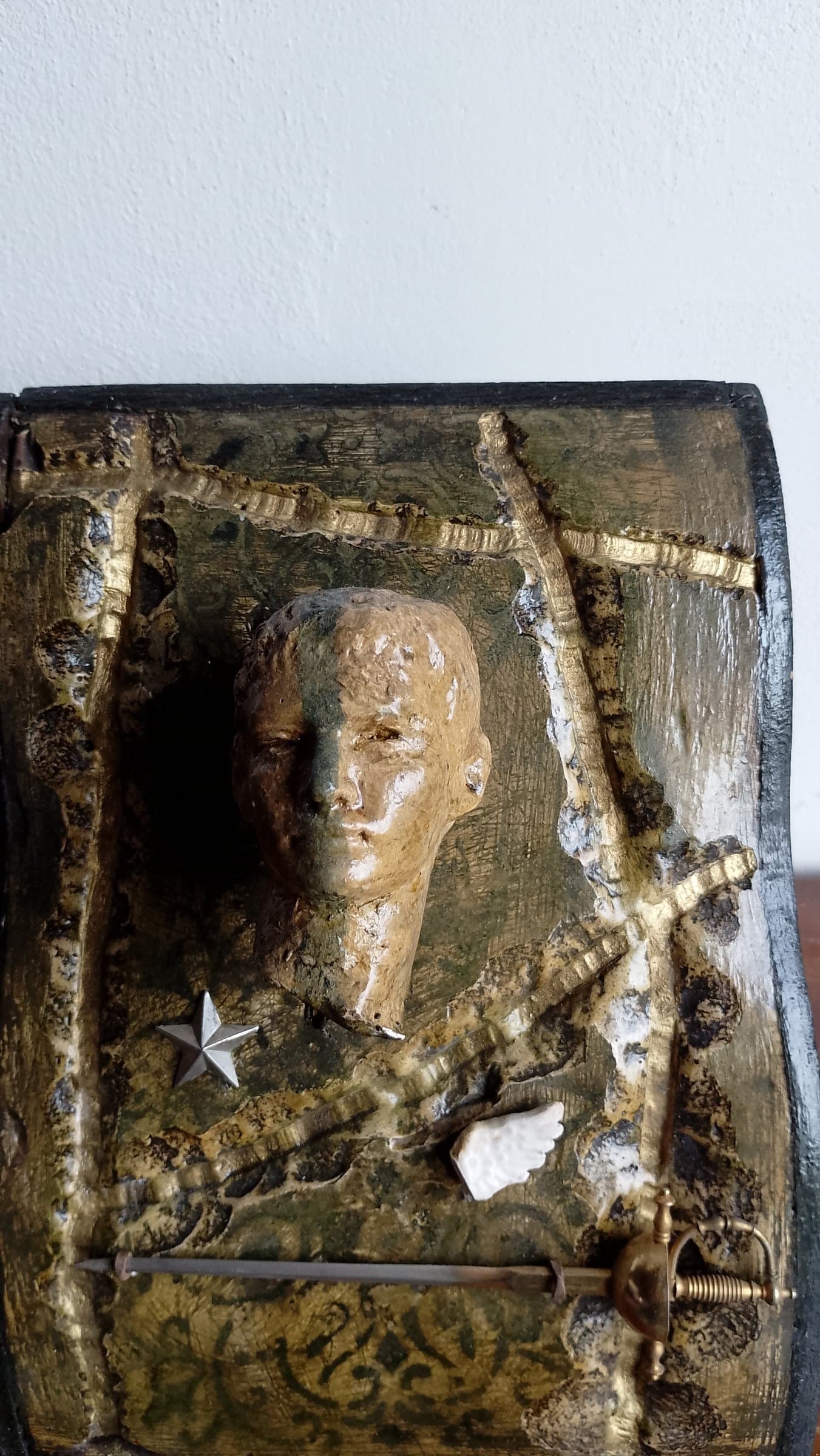 Monumento ai dragoni, Legno gesso efigi in lega metallo più spada e ala in ceramica più pigmenti naturali, 21x29x8, di Basil