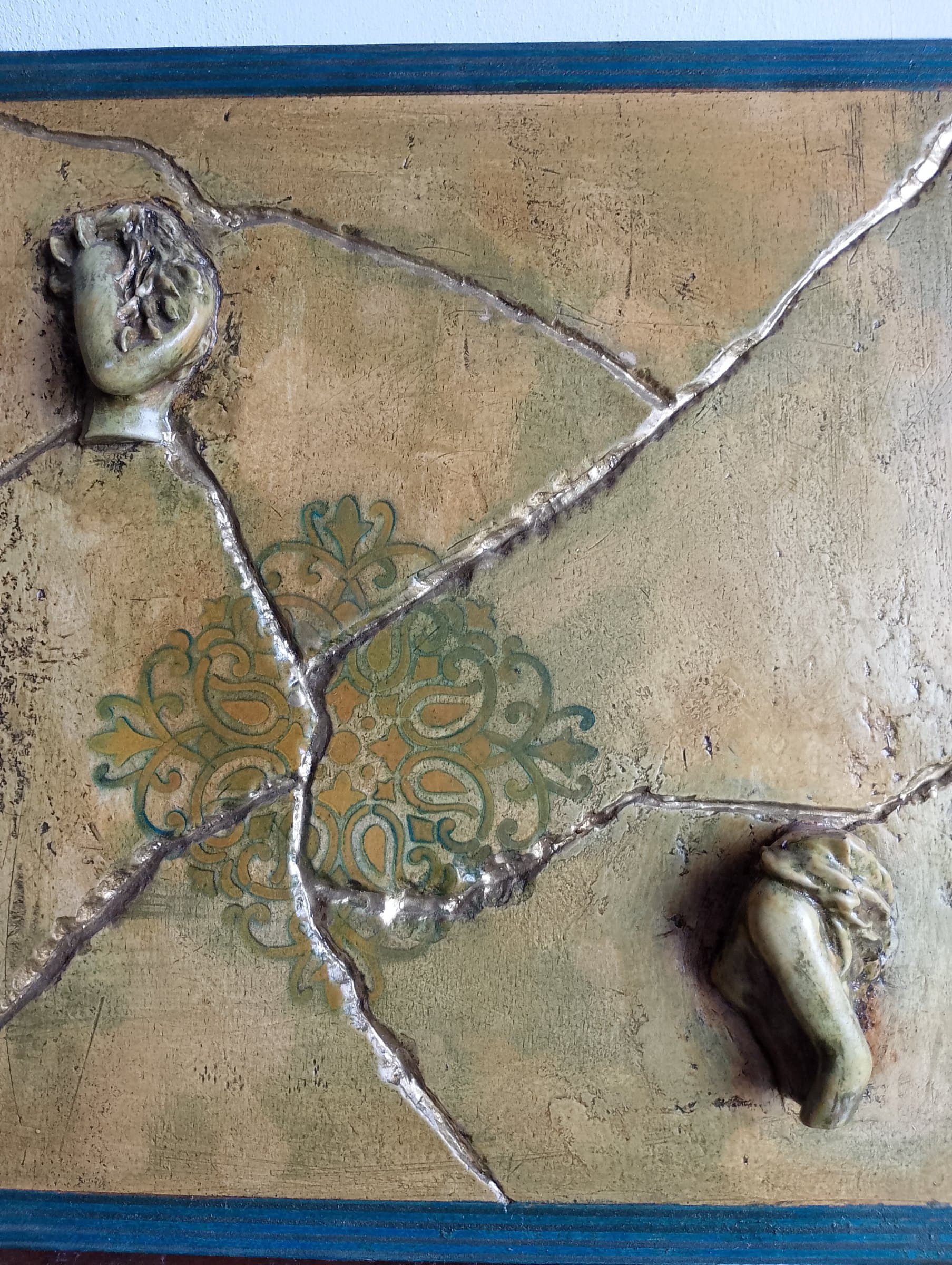 Lapide con efigi — Gesso trattato con pigmenti e le ifige in ceramica più oro di Basil