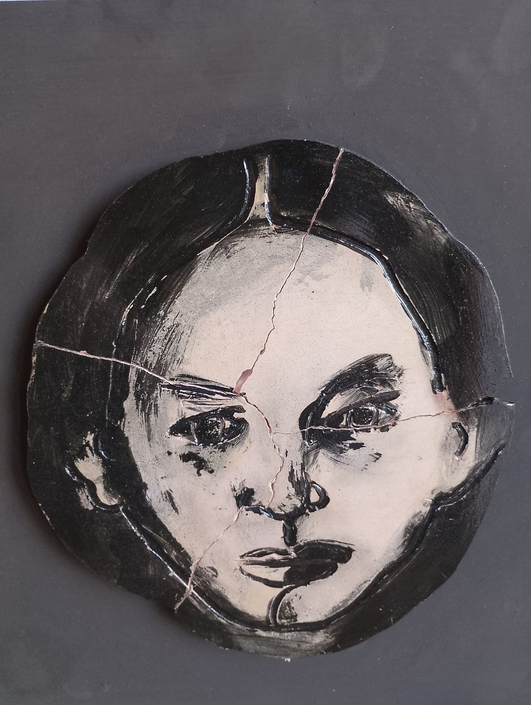 Sguardo spezzato — Legno gesso pigmenti di Basil